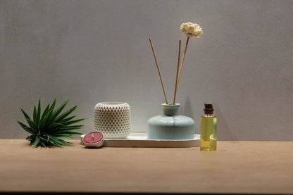 Veyá Silk Set (Karya Reed Diffuser, Varya Tea - Light Candle with Engraved Etagere Tray) - Pankh by Aurum